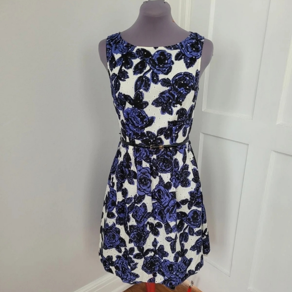 Eyelet dress with pockets